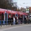 In der Augsburger Remboldstraße ist eine Straßenbahn der Linie 64 entgleist. Es gab zahlreiche Ausfälle und Verspätungen: Es wurde niemand verletzt.