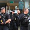 Polizisten vor dem Eingang des Einkaufszentrums, in dem ein Messerstecher fünf Menschen verletzt hatte.