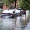 Autos stehen auf einer überfluteten Straße in New York.
