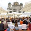 Am 8. August treffen sich wieder Interessierte zur großen Friedenstafel auf dem Rathausplatz.  	