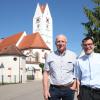 Die Außensanierung der Pfarrkirche St. Martin in Unterknöringen ist abgeschlossen. Zum Skapulierfest am 17. Juli wird das gefeiert, sehr zur Freude von Burgaus Stadtpfarrer Simon Stegmüller (rechts) und Kirchenpfleger Herbert Blaschke. 