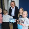 Baronin Teresita von Gumppenberg nahm an der Grundschule die Spendenboxen entgegen. 