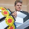 Die Gegner des Nuxit haben gestern in München die mit 10000 Unterschriften gestützte Petition an den Grünen-Abgeordneten Martin Runge übergeben. Er ist Vorsiteznder des Landtags-Innenausschusses. 