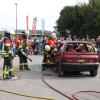 Höhepunkt beim Feuerwehrtag in Aichach war eine Rettungsübung, bei der die Freiwillige Feuerwehr in Zusammenarbeit mit dem Bayerischen Roten Kreuz (BRK) vor den Augen der Besucher eine Fahrerin aus einem Unfallauto befreite. 