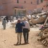 Menschen gehen durch die Trümmer des Erdbebens in der Stadt Amizmiz in der Nähe von Marrakesch.