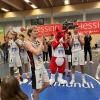 Mit ihrem neuen Maskottchen feierten die Basketballer der BG Leitershofen/Stadtbergen den Sieg gegen Tabellenführer Rhöndorf.