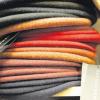 Stapelweise Baskenmützen in Grau, Gelb, Rot, Blau, Braun... Für Damen und Herren gibt es eine große Auswahl an aktueller wie traditioneller Hutmode.