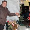 Auch Bürgermeister Josef Schreier half beim Schiltberger Weihnachtsmarkt mit und verkaufte im Zelt der Pfarrei Plätzchen. 
