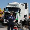 Ein Lkw kam bei Neusäß in Richtung Stuttgart von der Fahrbahn ab und verkeilte sich zwischen Fahrbahnbegrenzung und Neubaustrecke. Dabei riss sich der LKW den gesamten Unterboden auf.