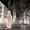 Menschenleere Innenstadt – der Bertoldsbrunnen mit dem Martinstor im Hintergrund. In Freiburg gilt bereits ab dem heutigen Samstag eine eingeschränkte Ausgangssperre. Bayern folgt dem Beispiel. 