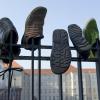 Schuhe hängen in Berlin bei einer Demonstration für den Rücktritt von Verteidigungsminister Karl-Theodor zu Guttenberg (CSU) vor dem Verteidigungsministerium an einem Zaun. Im Internet wurde unter dem Motto "Guttenberg zurücktreten" zu der Demonstration aufgerufen. Die Schuhe sind eine Anspielung auf Guttenbergs vergessene Fußnoten. Außerdem ist es im Islam ein Symbol der Schmähung.