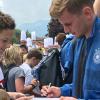 Autogramme geben wie die Weltmeister: Auch die Unterschrift des Immendorfers Christoph Daferner ist beim Trainingslager der Nationalmannschaft in Eppan gefragt. 