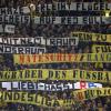 Fans von Dortmund halten geschmacklose Transparente gegen RB Leipzig hoch.