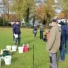 Eimerweise Blumenzwiebeln wurden vor dem Marienmünster gesetzt, damit es im nächsten Frühjahr vor der Kirche noch länger blüht.