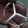 Ein Unbekannter hat im Kellerweg in Wiedergeltingen mehrere Mercedes-Sterne gestohlen.