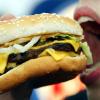 Gibt es bald eine Steuer auf ungesunde Lebensmittel? Die Deutsche Diabetes Gesellschaft findet, Fast Food, Chips und Süßkram sollten teurer werden.