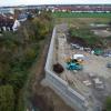 Eine Steinmauer auf einer Baustelle für eine Flüchtlingsunterkunft sorgt in München für Ärger.