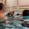 Vertrauen ist eine wichtige Grundlage, damit sich Erwachsene aufs Wasser einlassen. DLRG-Trainer Andreas Adomat fördert seine Schützlinge individuell.