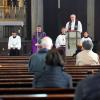 Die Heizung bleibt diesen Winter in vielen Kirchen aus. Die Gläubigen müssen sich mit Jacken warm halten. So wie hier in der Herz Jesu Kirche in Pfersee.