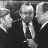 Die Ära Adenauer endet mit seinem Tod im April 1967. 1969 zog Willy Brandt (r) ins Kanzleramt ein. Sein Außenminister wurde der FDP-Politiker Walter Scheel (m).