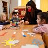 Erzieherin Paraskevi Anagnostopoulou wird ab sofort Maske tragen müssen, wenn sie mit den Kindern ihrer Einrichtung spielt. Dies ist eine der Regeln, die nun in Augsburg greift.