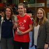 Der Pokal für die beste Spielerin bei den schwäbischen Futsal-Hallenmeisterschaften ging an die Kapitänin der SG Sielenbach/Inchenhofen, Nina Ruscheweyh. Links Frauen-Bezirksspielleiterin Sandra Künzel, rechts die Vorsitzende des Frauen- und Mädchenausschusses Tina Lechner. 