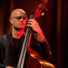 Sven Faller ist bekannter Jazzbassist und Künstlerischer Leiter der Neuburger Sommerakademie.  	