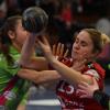 Bayernliga-Handball ist ständiger Kampf. Hier greifen viele Hände Ebersberger Spielerinnen nach der Günzburgerin Sonja Christel. 	