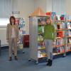 Bürgermeisterin Katja Müller, Eva-Maria Rößle und Büchereileiterin Heidi Hüll (von links) freuen sich, dass die Bücherei wieder geöffnet ist.  	