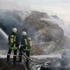 Die Feuerwehr löschte am Donnerstagabend brennende Strohballen auf einem Lastwagen in Salgen (Unterallgäu).