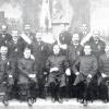 Der Vorstand der KAB, vermutlich im Jahr 1913, als die Fahne beschafft war, umgeben von seinen geistlichen Betreuern. 