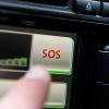 Der SOS-Knopf auf dem Display eines VW-Bordcomputers: Ab 2018 wird der Autonotruf eCall bei Neufahrzeugen Pflicht.