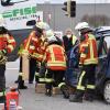 Nach einem Zusammenstoß mit einem Sattelschlepper in Schwabmünchen musste eine Frau von der Feuerwehr aus ihrem Auto befreit werden. 