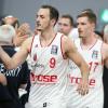 Karsten Tadda (l) und Andreas Obst von den Brose KBaskets Bamberg klatschen nach Spielende mit den Fans ab. 