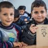 In Trauma-Hilfe-Zentren bekommen Flüchtlingskinder im Nordirak psycho-soziale Betreuung. Mithilfe einer Maltherapie und weiteren Angeboten sollen sie das Erlebte verarbeiten. 	