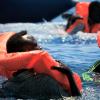 Flüchtlinge schwimmen mit Rettungswesten im Meer, bevor sie vom Rettungsschiff «Ocean Viking» aufgenommen werden.