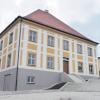 Erstrahlt in neuem Glanz: Das ehemalige Pfarrhaus in Tagmersheim. Rund eine Million Euro hat der Umbau gekostet, in dem sich nun die Gemeindeverwaltung und Räume der Pfarrei befinden.  