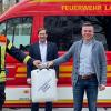 Die Lauinger Feuerwehr hat einen Schwimmsauger erhalten. Bei der Übergabe von links: Stellvertretender Kommandant Thomas Hoffmann, Kommandant Martin Koller, Feuerwehrreferent Markus Hoffmann, Tobias Linder und Bürgermeisterin Katja Müller.  	