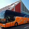 Ein Fahrzeug des Allgäu-Airport-Express des Mindelheimer Busunternehmens Steber am Flughafen Memmingen. 