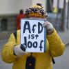 Eine Demonstrantin hält bei der Gegendemonstration zum Landesparteitag der Alternative für Deutschland AfD in Nürtingen Baden-Württemberg ein Banner mit der Aufschrift «AfD ist doof». 