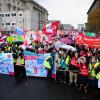 Gewerkschafter und Beschäftigte im Sozial-und Erziehungsdienst demonstrieren vor dem Berliner Abgeordnetenhaus.