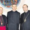 Der Wullenstetter Stefan Bosch (Mitte) am Wochenende nach seiner Weihe zum Diakon mit dem Erzabt des Klosters, Jeremias Schröder (rechts) und Bischof Marian Eleganti aus Chur.  