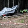 Einsatzkräfte des Bergrettungsdienstes arbeiten nach dem Absturz in Stresa an der Unfallstelle.