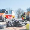 Noch an der Unfallstelle auf der B 300 verstarb der Motorradfahrer aus Mühlried. Foto: Bammer