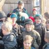 Viele Fragen musste Schäfer Wolfgang Frank (mit einem Lämmlein auf dem Arm) den Kindern der Täfertinger Schulgartengruppe beantworten. 