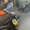 Ein Bügel am Rollstuhl schützt Luca Rams Füße vor Zusammenstößen und Unfällen.
