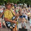 Diese zwei Musiker haben einiges zum Thema Nachhaltigkeit zu sagen – auf eine witzige Art und längst nicht nur für Kinder: Tom Palme (links) und Rodscha aus Kambodscha (hier bei einem Fest in Meitingen). 