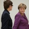 Angela Merkel und Saarlands Ministerpräsidentin Annegret Kramp-Karrenbauer bei einer Pressekonferenz in Berlin. Foto: Michael Kappeler dpa
