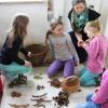 Mit Angela Dowarth und Jessica Götz sammelten die Kinder bei „Kunst in der Natur“ allerlei Naturmaterialien und gestalteten damit ein kleines Kunstwerk.  
