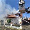 Die Feuerwehr löscht einen brennenden Dachstuhl in Oettingen.